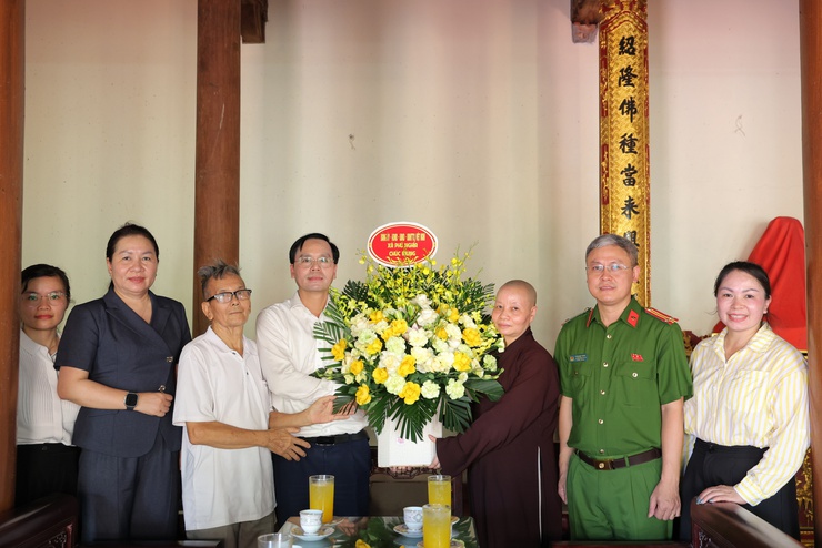 Đồng chí Trịnh Tiến Tường - Bí thư Đảng ủy, Chủ tịch HĐND xã Phú Nghĩa thăm, chúc mừng tăng ni, phật tử chùa Nghĩa Hảo và chùa Nghiêm Quang nhân dịp Đại lễ Phật đản Phật lịch 2570- Dương lịch 2026- Ảnh 6.