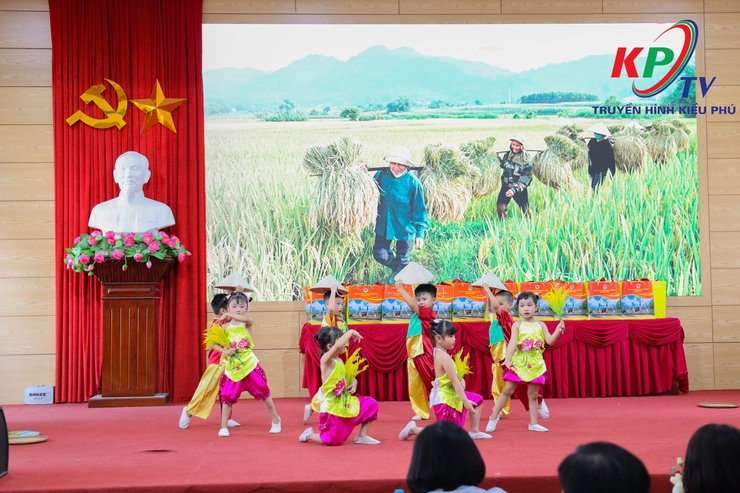 UBND xã Kiều Phú tổ chức Lễ phát động Tháng hành động vì trẻ em, khai mạc hoạt động hè và tuyên dương học sinh tiêu biểu năm học 2025 – 2026- Ảnh 1.