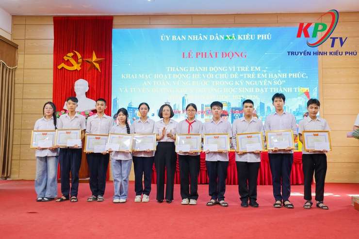 UBND xã Kiều Phú tổ chức Lễ phát động Tháng hành động vì trẻ em, khai mạc hoạt động hè và tuyên dương học sinh tiêu biểu năm học 2025 – 2026- Ảnh 8.