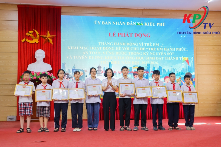 UBND xã Kiều Phú tổ chức Lễ phát động Tháng hành động vì trẻ em, khai mạc hoạt động hè và tuyên dương học sinh tiêu biểu năm học 2025 – 2026- Ảnh 10.