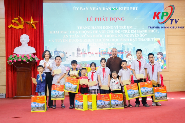 UBND xã Kiều Phú tổ chức Lễ phát động Tháng hành động vì trẻ em, khai mạc hoạt động hè và tuyên dương học sinh tiêu biểu năm học 2025 – 2026- Ảnh 14.