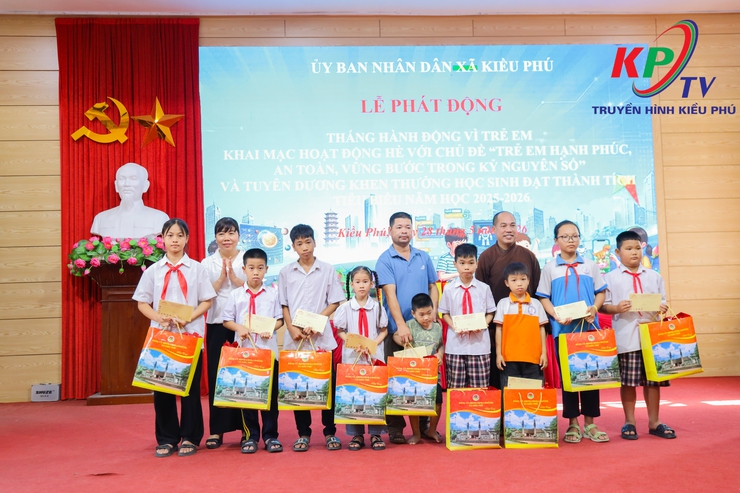 UBND xã Kiều Phú tổ chức Lễ phát động Tháng hành động vì trẻ em, khai mạc hoạt động hè và tuyên dương học sinh tiêu biểu năm học 2025 – 2026- Ảnh 15.