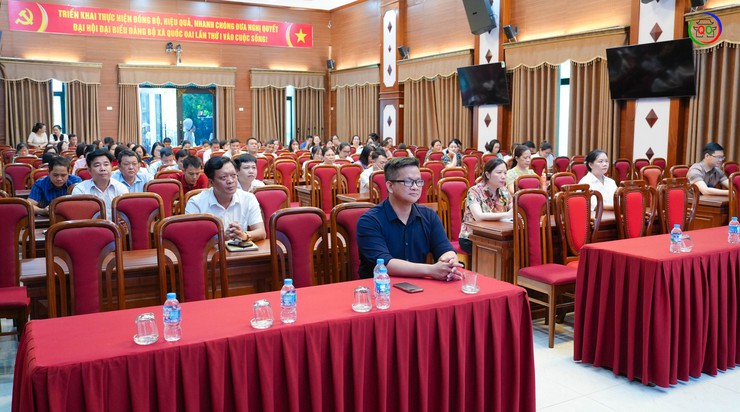 QUỐC OAI TỔ CHỨC HỘI NGHỊ TẬP HUẤN NÂNG CAO KỸ NĂNG SỐ, NĂNG LỰC ỨNG DỤNG TRÍ TUỆ NHÂN TẠO (AI) CHO ĐỘI NGŨ CÁN BỘ, CÔNG CHỨC, VIÊN CHỨC, NGƯỜI LAO ĐỘNG- Ảnh 2.