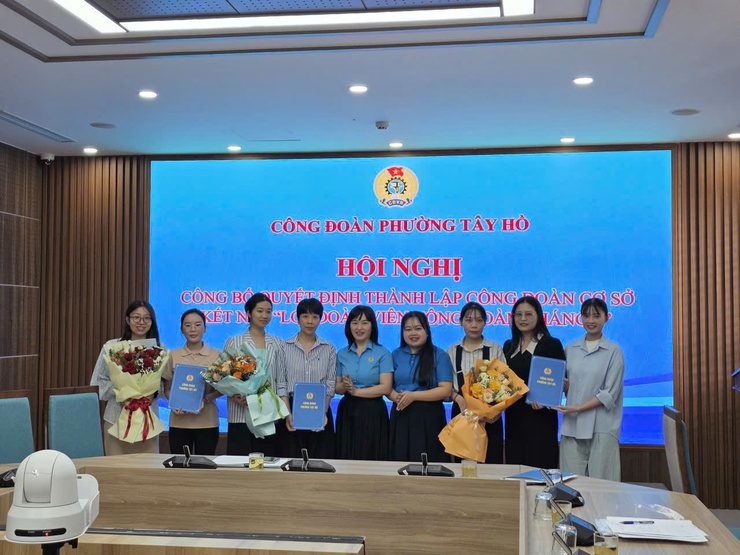 Phường Tây Hồ tổ chức Hội nghị trao Quyết định thành lập Công đoàn cơ sở và kết nạp “Lớp Đoàn viên Công đoàn tháng 5”.- Ảnh 2.