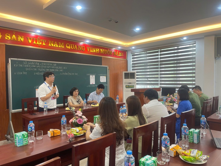 Phường Long Biên phối hợp đón Đoàn kiểm tra của Thành phố kiểm tra công tác chuẩn bị Kỳ thi tuyển sinh vào lớp 10 THPT năm học 2026-2027- Ảnh 1.