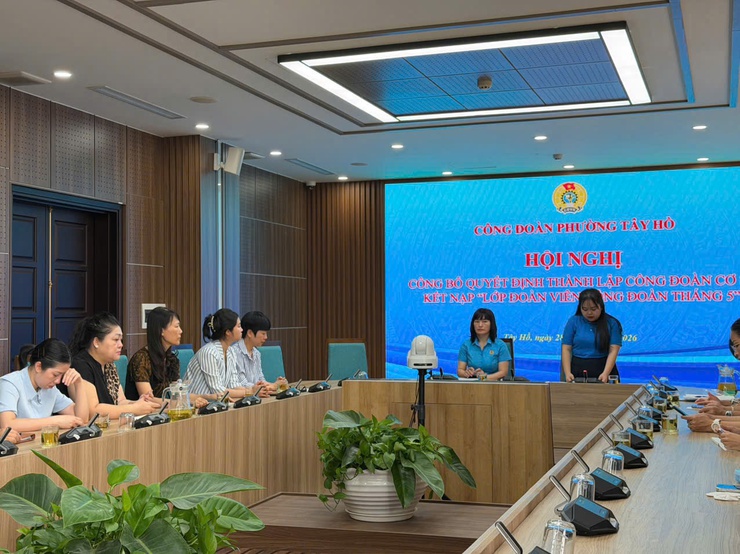 Phường Tây Hồ tổ chức Hội nghị trao Quyết định thành lập Công đoàn cơ sở và kết nạp “Lớp Đoàn viên Công đoàn tháng 5”.- Ảnh 1.