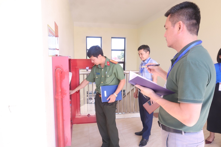 Ban Chỉ đạo thi tuyển sinh vào lớp 10 THPT xã Hòa Phú tổ chức kiểm tra công tác chuẩn bị cho kỳ thi tuyển sinh vào lớp 10- Ảnh 4.