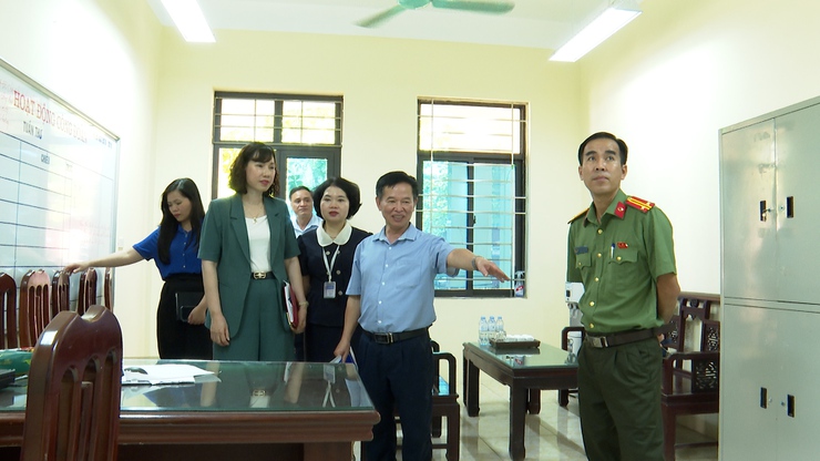 Đồng chí Phó Chủ tịch UBND xã Nguyễn Thị Bích Phượng kiểm tra công tác chuẩn bị thi vào lớp 10- Ảnh 4.