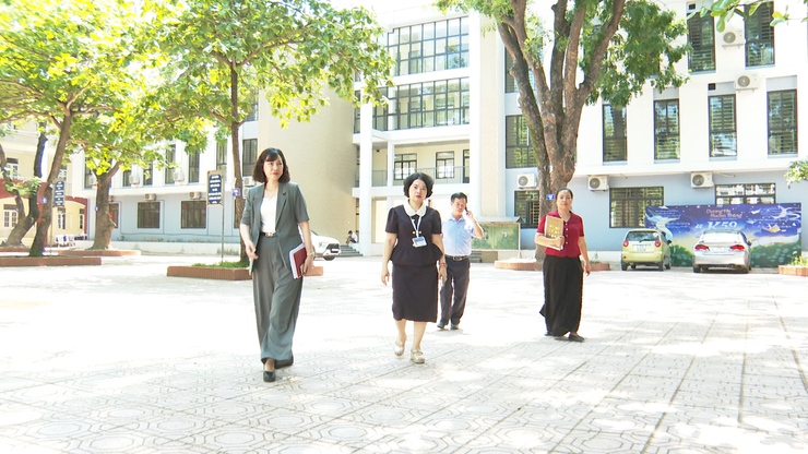 Đồng chí Phó Chủ tịch UBND xã Nguyễn Thị Bích Phượng kiểm tra công tác chuẩn bị thi vào lớp 10- Ảnh 1.