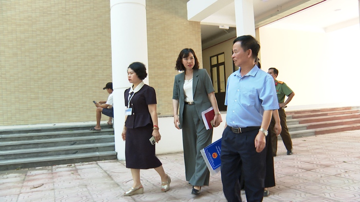 Đồng chí Phó Chủ tịch UBND xã Nguyễn Thị Bích Phượng kiểm tra công tác chuẩn bị thi vào lớp 10- Ảnh 3.