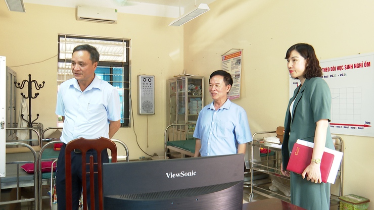Đồng chí Phó Chủ tịch UBND xã Nguyễn Thị Bích Phượng kiểm tra công tác chuẩn bị thi vào lớp 10- Ảnh 5.