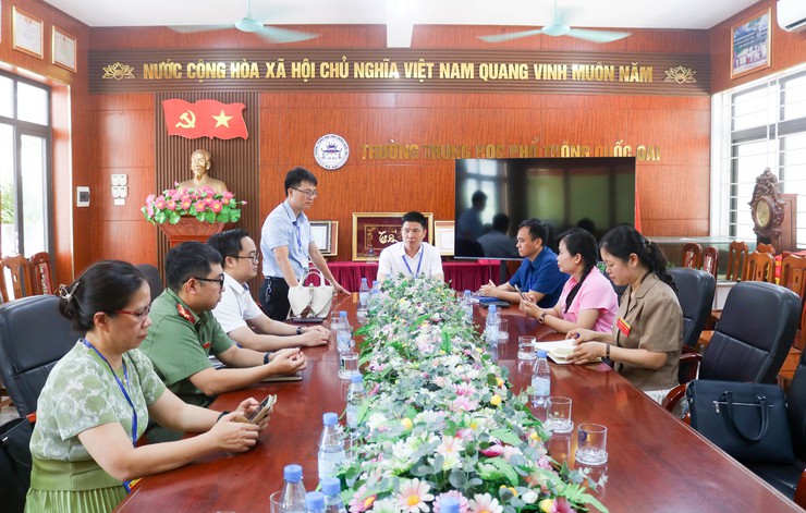 Đồng chí Phó chủ tịch UBND xã Quốc Oai kiểm tra công tác chuẩn bị kỳ thi vào lớp 10 THPT trên địa bàn xã- Ảnh 1.