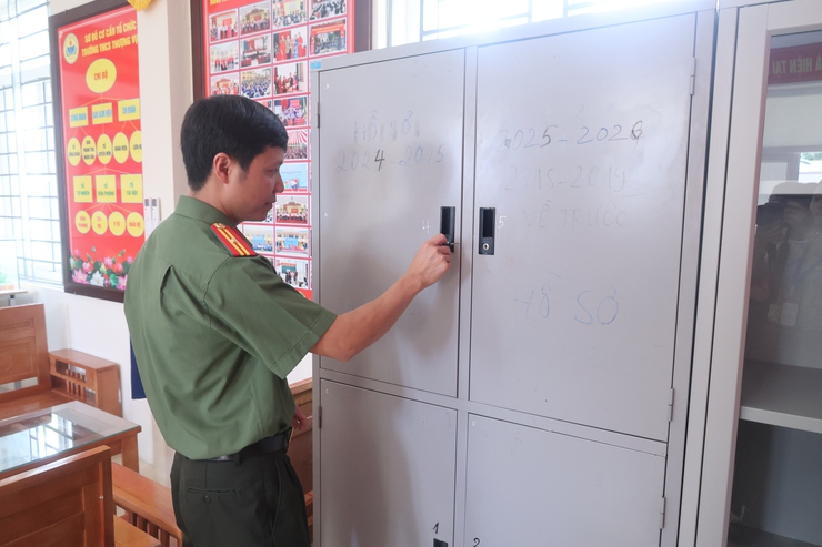 Ban Chỉ đạo thi tuyển sinh vào lớp 10 THPT xã Hòa Phú tổ chức kiểm tra công tác chuẩn bị cho kỳ thi tuyển sinh vào lớp 10- Ảnh 6.