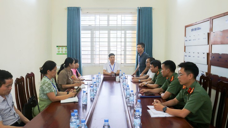 Đồng chí Phó chủ tịch UBND xã Quốc Oai kiểm tra công tác chuẩn bị kỳ thi vào lớp 10 THPT trên địa bàn xã- Ảnh 3.