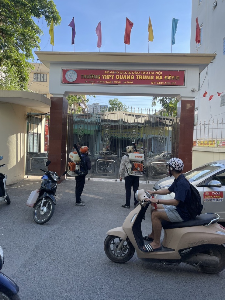 Trạm Y tế phường Hà Đông phun khử khuẩn đảm bảo an toàn phục vụ kỳ thi tốt nghiệp THPT năm 2026 và thi tuyển sinh THPT năm học 2026-2027- Ảnh 1.