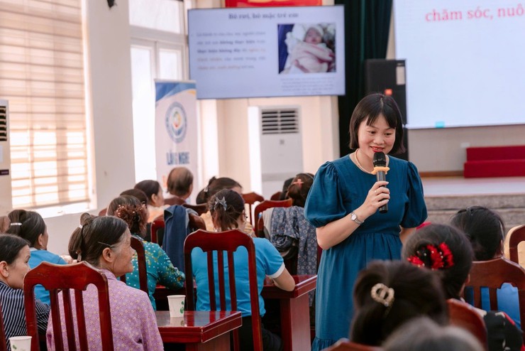 Hội LHPN xã Ứng Thiên tập huấn kỹ năng bảo vệ trẻ em và trao kinh phí đỡ đầu cho trẻ mồ côi năm 2026- Ảnh 4.