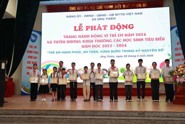 UBND xã Ứng Thiên phát động Tháng hành động vì trẻ em năm 2026, tuyên dương học sinh tiêu biểu và khai mạc hoạt động hè- Ảnh 6.
