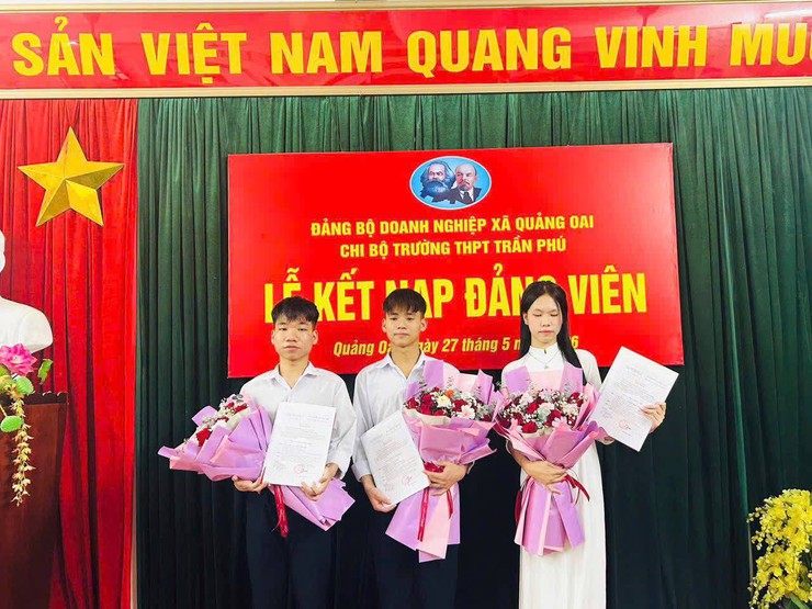 Chi bộ Trường THPT Trần Phú tổ chức Lễ kết nạp Đảng viên cho học sinh ưu tú- Ảnh 2.