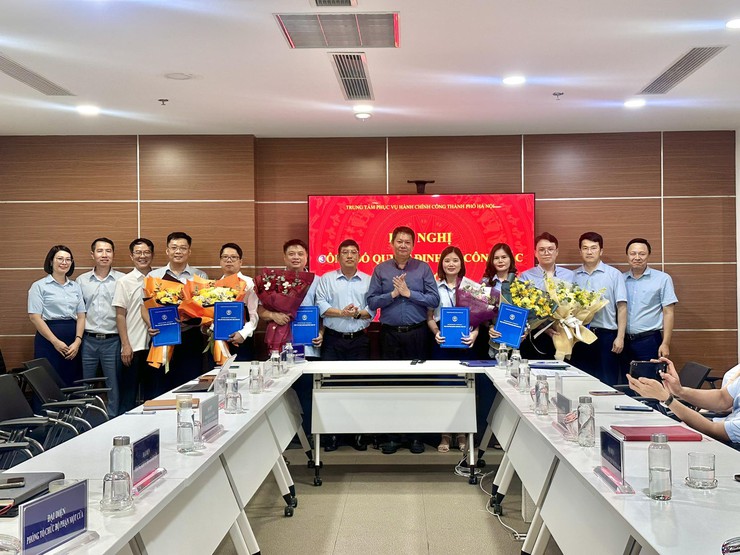 Trung tâm Phục vụ hành chính công thành phố Hà Nội công bố và trao quyết định điều động, bổ nhiệm cán bộ lãnh đạo quản lý- Ảnh 4. Trung tâm Phục vụ hành chính công thành phố Hà Nội công bố và trao quyết định điều động, bổ nhiệm cán bộ lãnh đạo quản lý- Ảnh 4.