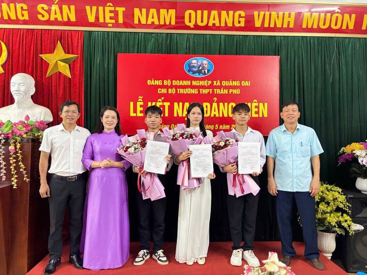 Chi bộ Trường THPT Trần Phú tổ chức Lễ kết nạp Đảng viên cho học sinh ưu tú- Ảnh 1.