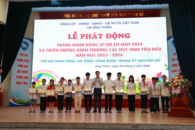 UBND xã Ứng Thiên phát động Tháng hành động vì trẻ em năm 2026, tuyên dương học sinh tiêu biểu và khai mạc hoạt động hè- Ảnh 5.