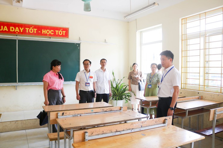 Đồng chí Phó chủ tịch UBND xã Quốc Oai kiểm tra công tác chuẩn bị kỳ thi vào lớp 10 THPT trên địa bàn xã- Ảnh 4.