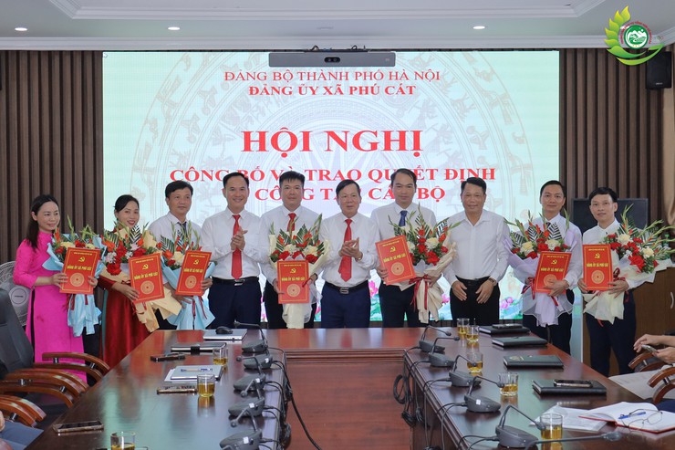 ĐẢNG ỦY XÃ PHÚ CÁT CÔNG BỐ CÁC QUYẾT ĐỊNH VỀ CÔNG TÁC CÁN BỘ- Ảnh 2.