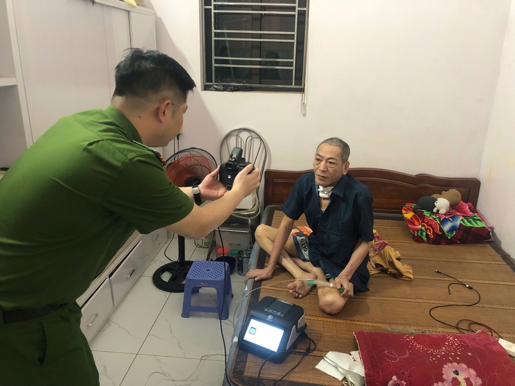Công an xã Thư Lâm lan tỏa hình ảnh đẹp vì Nhân dân phục vụ qua hoạt động cấp Căn cước tại nhà- Ảnh 2.