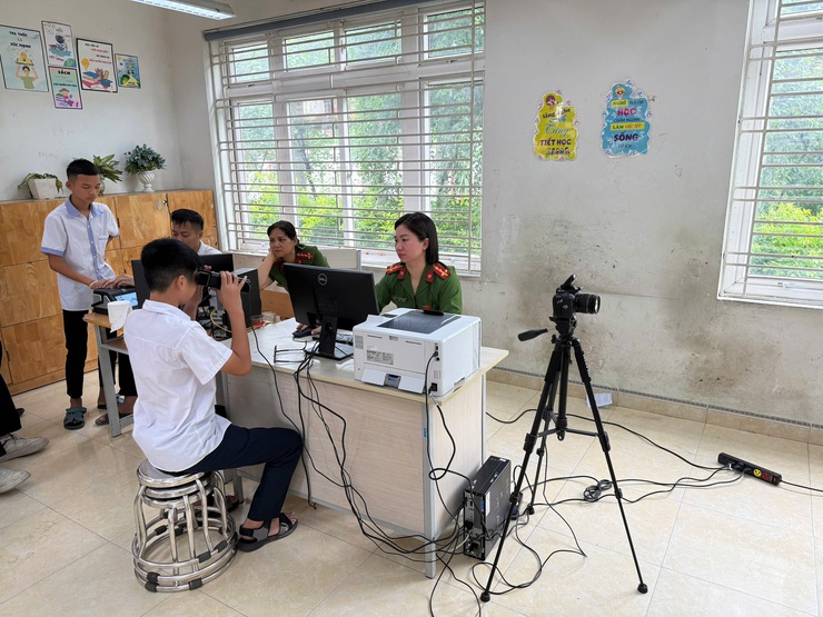 Công an xã Thư Lâm tổ chức cấp căn cước lưu động tại các trường học trên địa bàn xã- Ảnh 3.