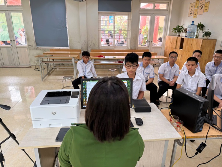 Công an xã Thư Lâm tổ chức cấp căn cước lưu động tại các trường học trên địa bàn xã- Ảnh 2.