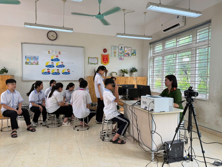 Công an xã Thư Lâm tổ chức cấp căn cước lưu động tại các trường học trên địa bàn xã- Ảnh 1.