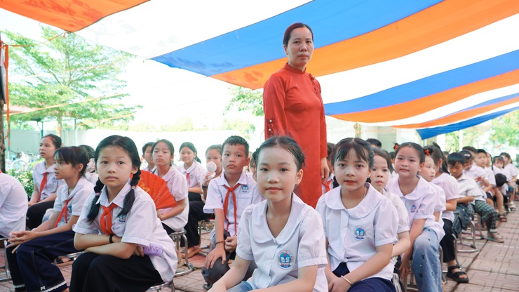 Trường Tiểu học Bạch Hạ tổ chức lễ tuyên dương học sinh giỏi, đón nhận danh hiệu trường đạt chuẩn Quốc gia mức độ 1- Ảnh 11.