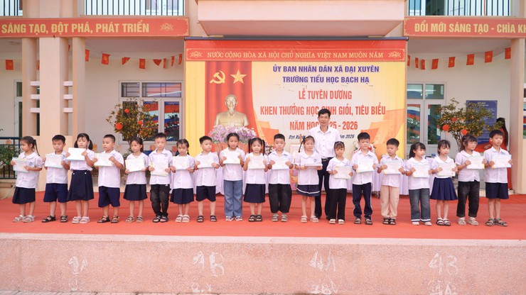 Trường Tiểu học Bạch Hạ tổ chức lễ tuyên dương học sinh giỏi, đón nhận danh hiệu trường đạt chuẩn Quốc gia mức độ 1- Ảnh 7.