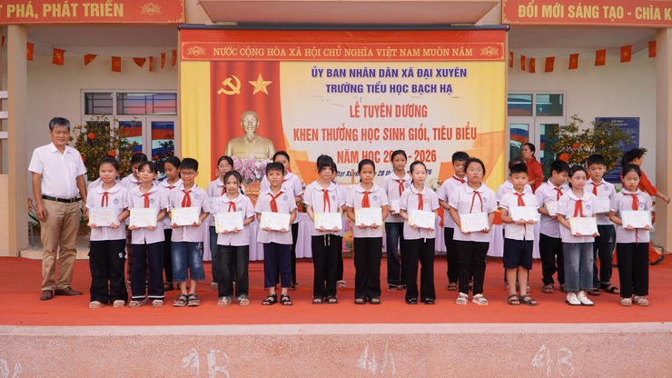 Trường Tiểu học Bạch Hạ tổ chức lễ tuyên dương học sinh giỏi, đón nhận danh hiệu trường đạt chuẩn Quốc gia mức độ 1- Ảnh 9.