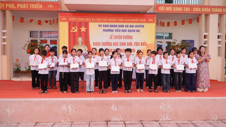 Trường Tiểu học Bạch Hạ tổ chức lễ tuyên dương học sinh giỏi, đón nhận danh hiệu trường đạt chuẩn Quốc gia mức độ 1- Ảnh 8.