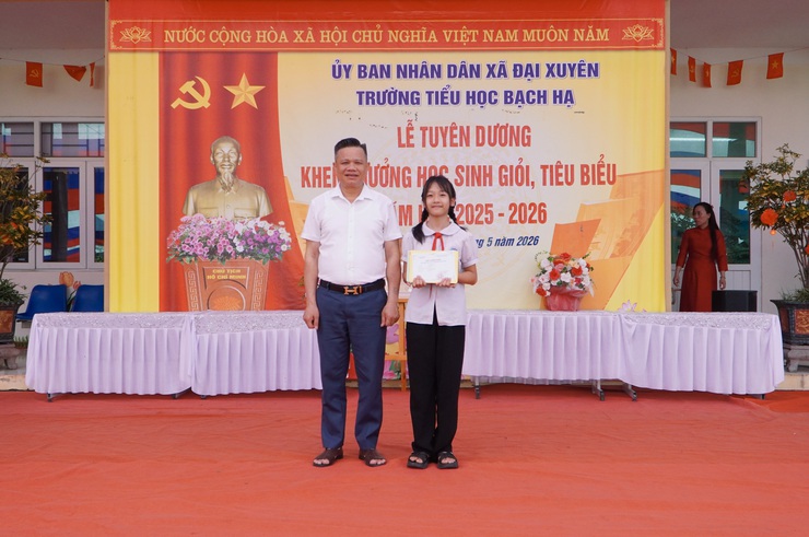 Trường Tiểu học Bạch Hạ tổ chức lễ tuyên dương học sinh giỏi, đón nhận danh hiệu trường đạt chuẩn Quốc gia mức độ 1- Ảnh 5.