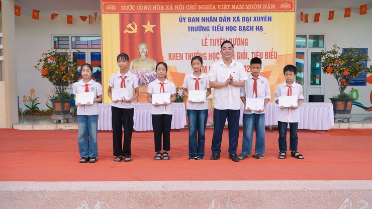 Trường Tiểu học Bạch Hạ tổ chức lễ tuyên dương học sinh giỏi, đón nhận danh hiệu trường đạt chuẩn Quốc gia mức độ 1- Ảnh 6.