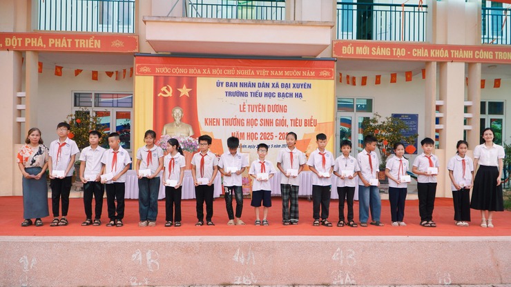 Trường Tiểu học Bạch Hạ tổ chức lễ tuyên dương học sinh giỏi, đón nhận danh hiệu trường đạt chuẩn Quốc gia mức độ 1- Ảnh 10.