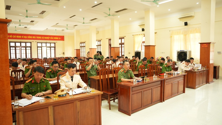 Công an xã Dương Hoà công bố quyết định thăng cấp bậc hàm, nâng lương cho cán bộ, chiến sĩ- Ảnh 2.