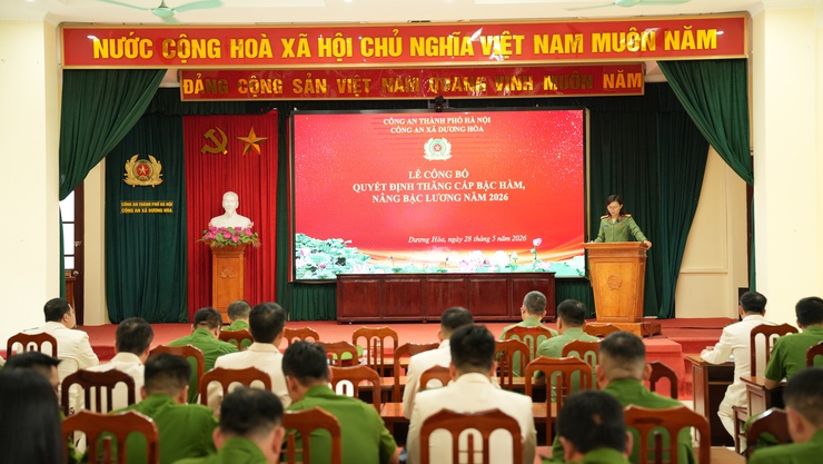 Công an xã Dương Hoà công bố quyết định thăng cấp bậc hàm, nâng lương cho cán bộ, chiến sĩ- Ảnh 1.
