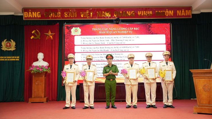 Công an xã Dương Hoà công bố quyết định thăng cấp bậc hàm, nâng lương cho cán bộ, chiến sĩ- Ảnh 5.