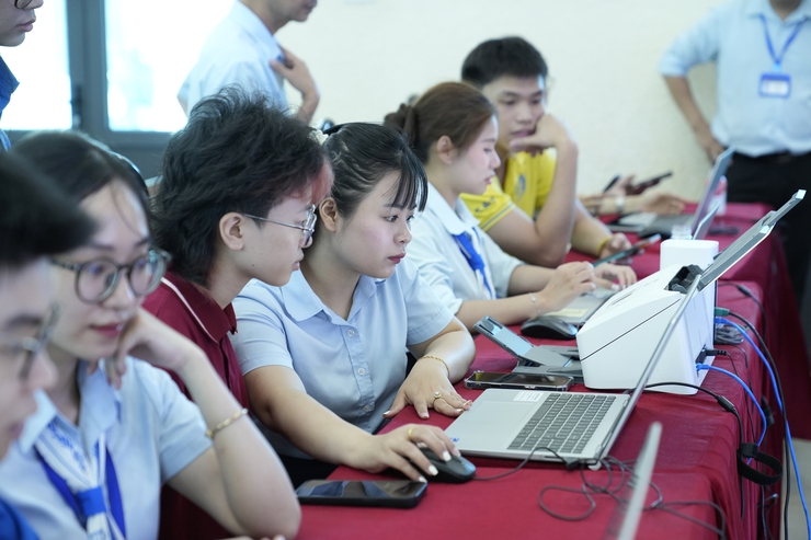 Sinh viên Trường Đại học Thủ đô Hà Nội tham gia thực hành dịch vụ công trực tuyến, lan tỏa tinh thần “Thanh niên số” vì cộng đồng- Ảnh 4.