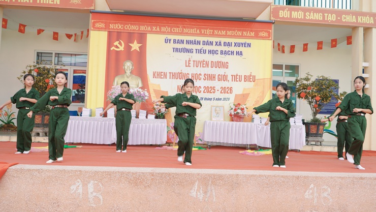 Trường Tiểu học Bạch Hạ tổ chức lễ tuyên dương học sinh giỏi, đón nhận danh hiệu trường đạt chuẩn Quốc gia mức độ 1- Ảnh 12.