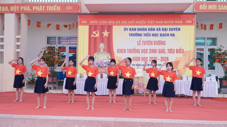 Trường Tiểu học Bạch Hạ tổ chức lễ tuyên dương học sinh giỏi, đón nhận danh hiệu trường đạt chuẩn Quốc gia mức độ 1- Ảnh 13.