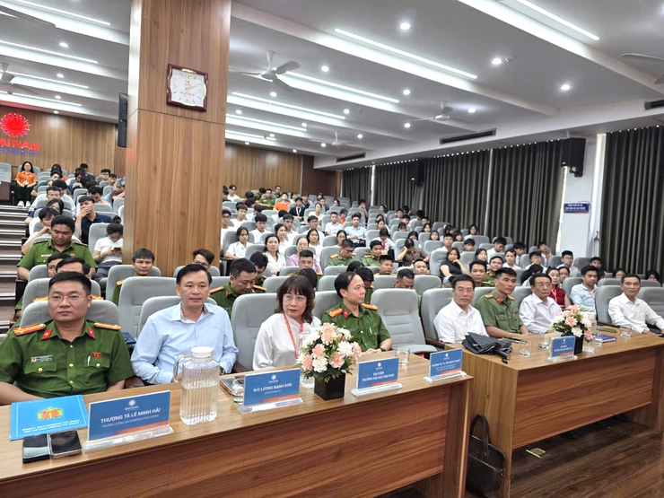 Công an phường Phú Lương phối hợp tổ chức hội nghị tuyên truyền, giáo dục pháp luật về phòng chống ma túy trong trường học - Ảnh 1.