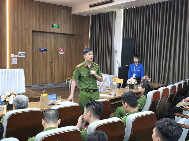 Công an phường Phú Lương phối hợp tổ chức hội nghị tuyên truyền, giáo dục pháp luật về phòng chống ma túy trong trường học - Ảnh 2.
