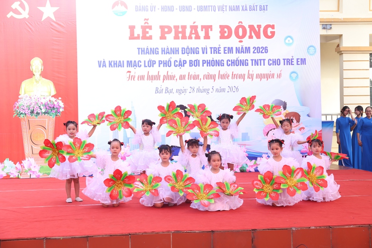Xã Bất Bạt tổ chức Lễ phát động tháng hành động vì trẻ em năm 2026 và khai mạc lớp phổ cập bơi phòng chống TNTT cho trẻ em.- Ảnh 9.