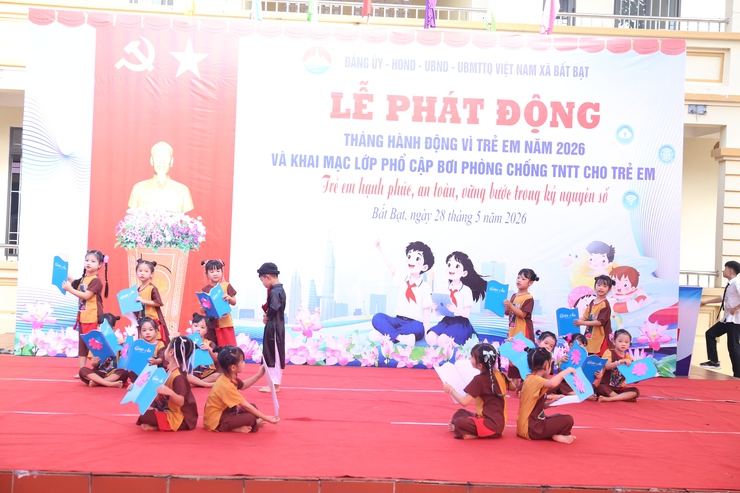 Xã Bất Bạt tổ chức Lễ phát động tháng hành động vì trẻ em năm 2026 và khai mạc lớp phổ cập bơi phòng chống TNTT cho trẻ em.- Ảnh 11.