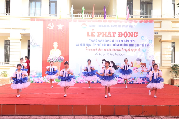Xã Bất Bạt tổ chức Lễ phát động tháng hành động vì trẻ em năm 2026 và khai mạc lớp phổ cập bơi phòng chống TNTT cho trẻ em.- Ảnh 12.