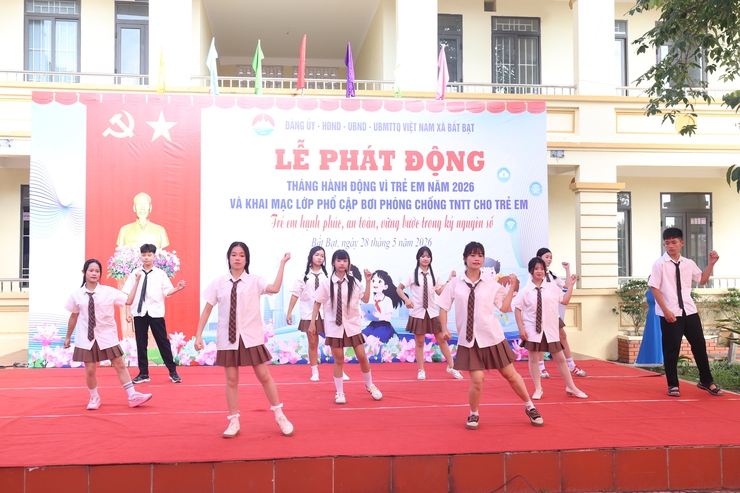 Xã Bất Bạt tổ chức Lễ phát động tháng hành động vì trẻ em năm 2026 và khai mạc lớp phổ cập bơi phòng chống TNTT cho trẻ em.- Ảnh 13.
